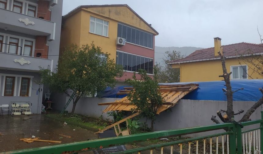 Kastamonu'da 5 ilçeyi fırtına vurdu! 224 personel sahada