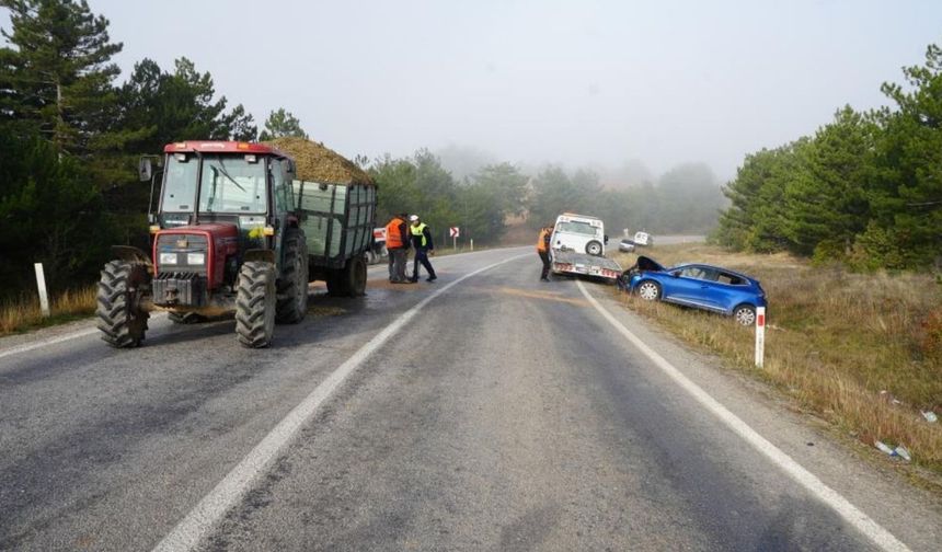 Son dakika: Kastamonu'da göz gözü görmedi! Otomobil traktöre çarptı