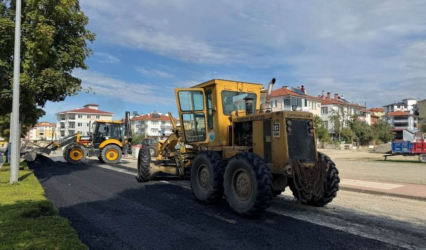 Taşköprü’de bir cadde daha sıcak asfaltla yenilendi