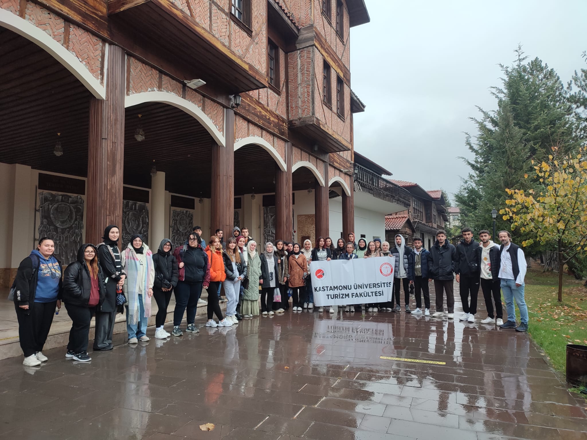 AA-20231020-32466255-32466252-KASTAMONUDAKI_UNIVERSITE_OGRENCILERINE_YASADIKLARI_SEHIR_TANITILDI