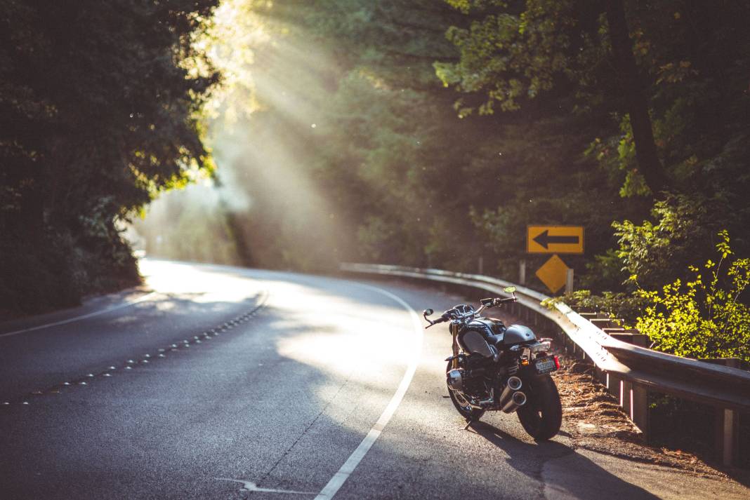 highway-motorcycle-sun-rays-bmw-wallpaper