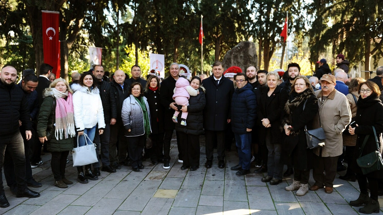 Ulu Onder Ataturkun Annesi Zubeyde Hanim Vefatinin 101Inci Yilinda Izmirde Kabri Basinda Anildi Ik7Q