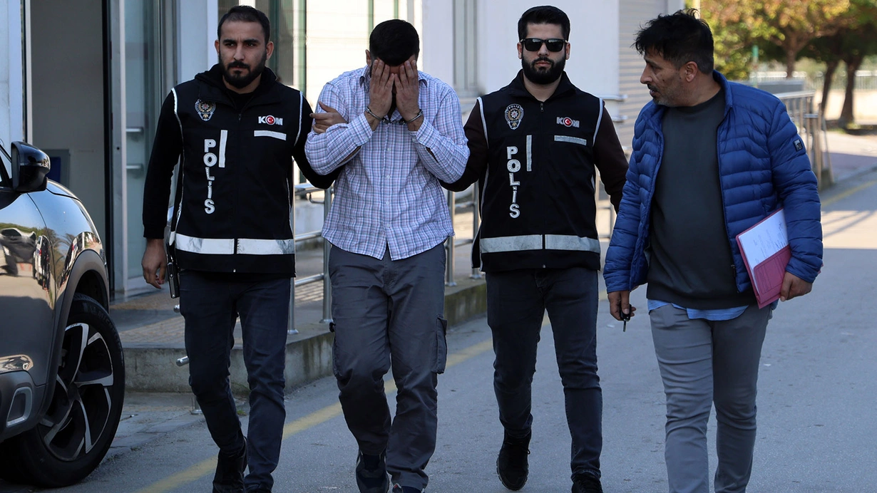 Adres Adana Aracini Durduran Ekiplere Hayirdir Devrem Diyerek Sahte Polis Kimligi Gosterdi Ect6
