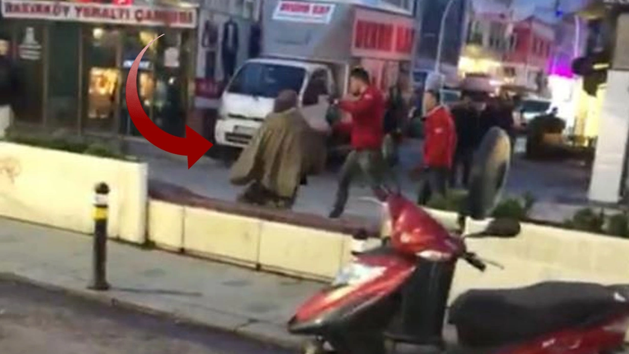 Istanbulda Vicdanlari Yaralayan Olay Koltuk Degnekli Yasli Kadini Ittirerek Yere Dusurdu Hjnj