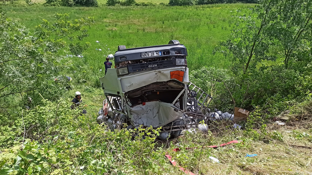 Facianin Esiginden Donuldu Tup Yuklu Kamyonet Ile Hafif Ticari Arac Carpisti 5 Yarali Ohjc