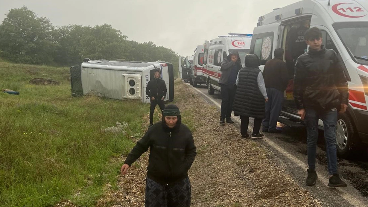 Kadin Iscileri Tasiyan Minibus Devrildi Cok Sayida Yarali Var 4Msf