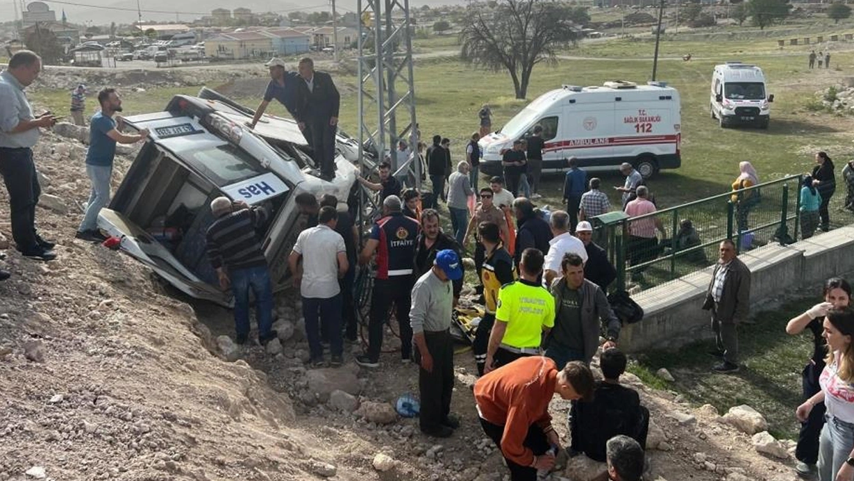 Kutahyada Yolcu Minibusu Devrildi 3U Agir 13 Yarali Reyb