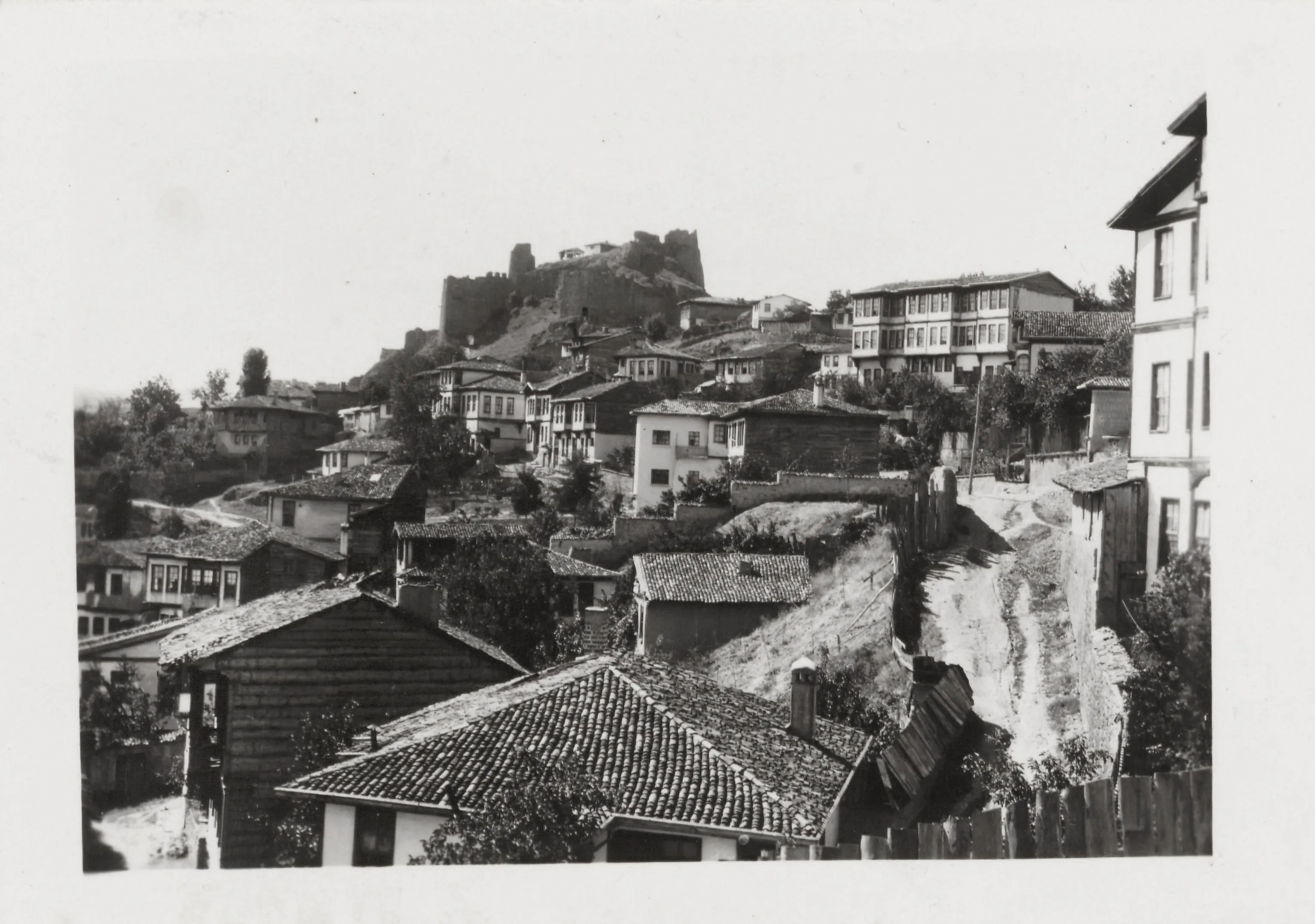 1944 Yılında Kastamonu'ya Geldi! Kastamonu Kalesi'ni Çizerek Belgeledi!