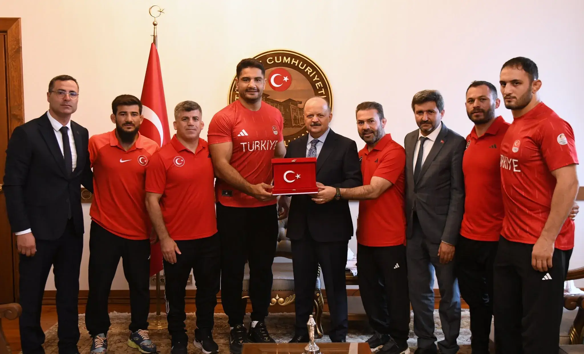 2024 Paris Olimpiyatları Hazırlıkları Kastamonu’da Sürüyor Milli Güreşçiler Vali Dallı Ile Bir Araya Geldi (2)