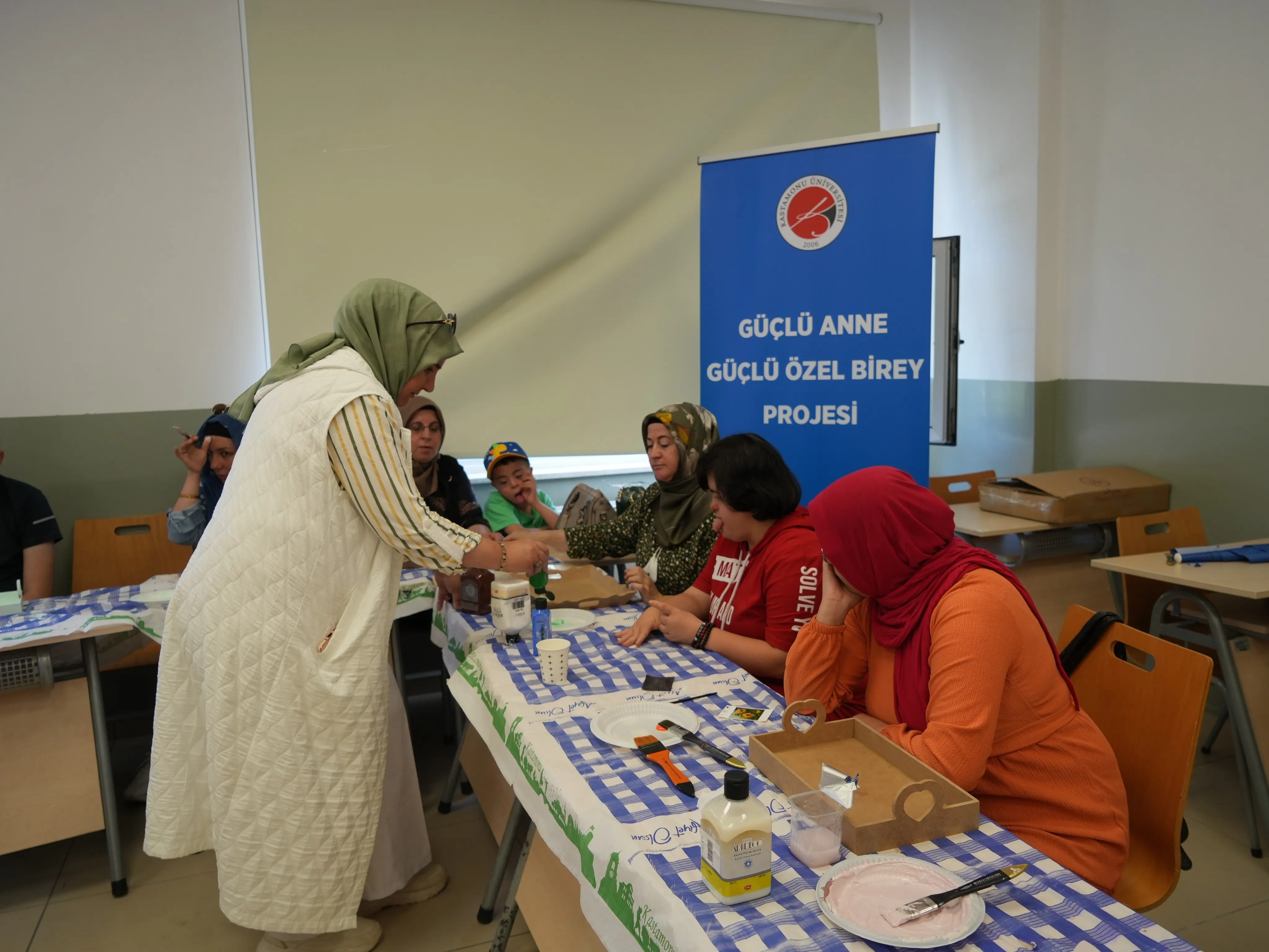 Kastamonu'da Güçlü Anneler Meslek Öğreniyor! Çocuklarıyla Da Hoşca Vakit Geçiriyor 11