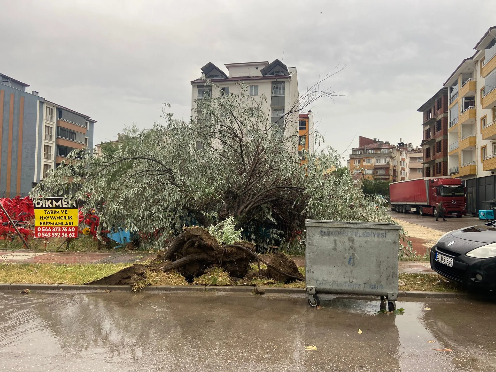 Sağanak Yağış Taşköprü'yü Vurdu! Çatılar Uçtu, Ağaçlar Devrildi! 1