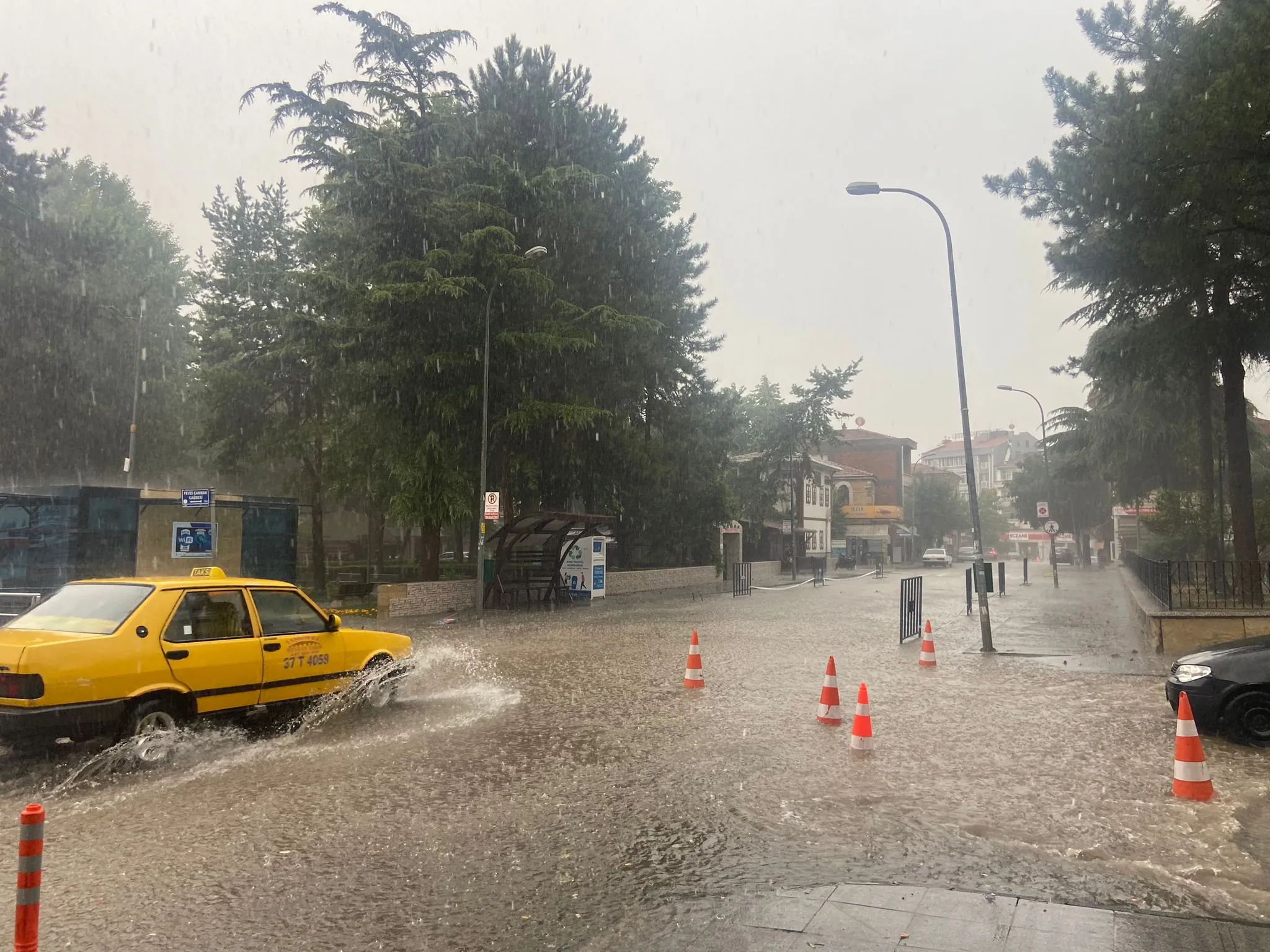 Sağanak Yağış Taşköprü'yü Vurdu! Çatılar Uçtu, Ağaçlar Devrildi! 2