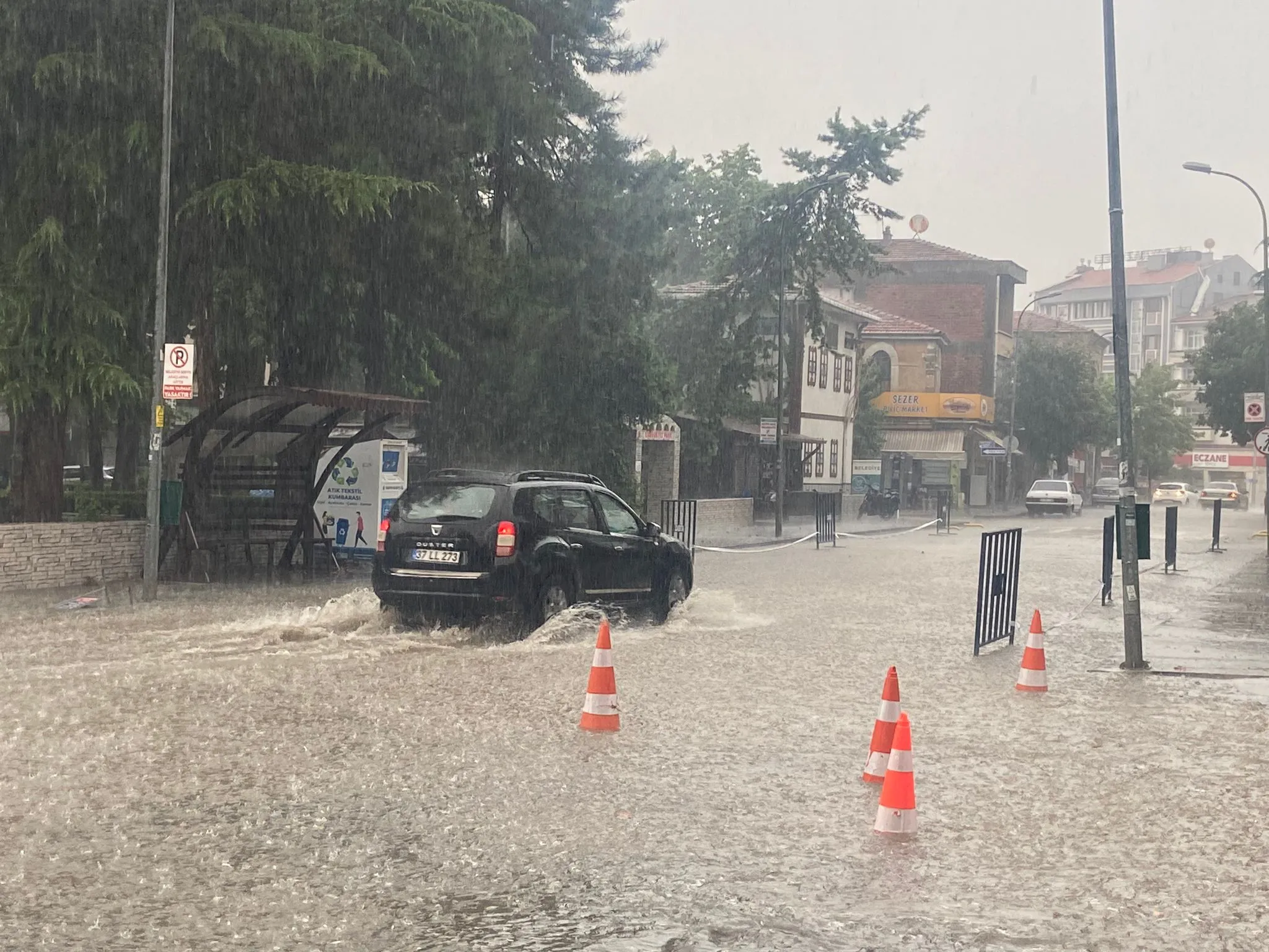 Sağanak Yağış Taşköprü'yü Vurdu! Çatılar Uçtu, Ağaçlar Devrildi! 3