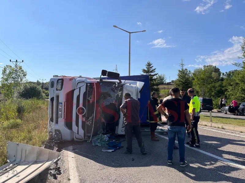 Taşköprü'de Feci Kaza! Kontraplak Yüklü Tır Yan Yattı! 1 Yaralı 3