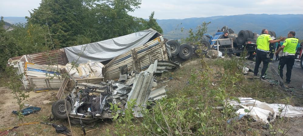 Bolu Kastamonu Aile Tir Faciası 3 Kisi Hayatini Kaybetti (3)