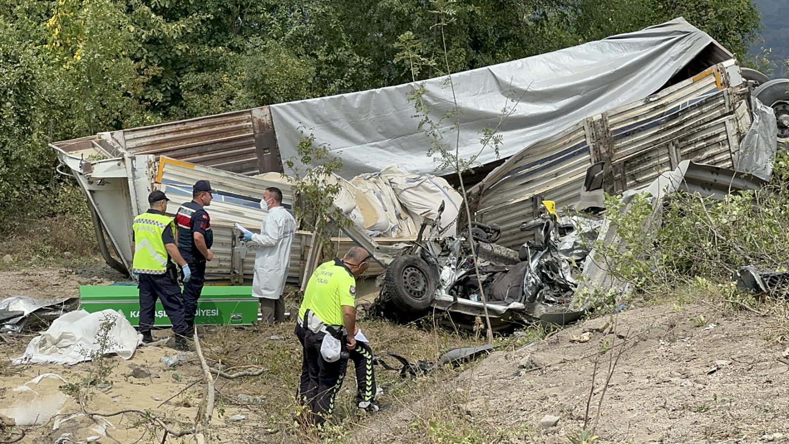 Bolu Kastamonu Aile Tir Faciası 3 Kisi Hayatini Kaybetti (4)