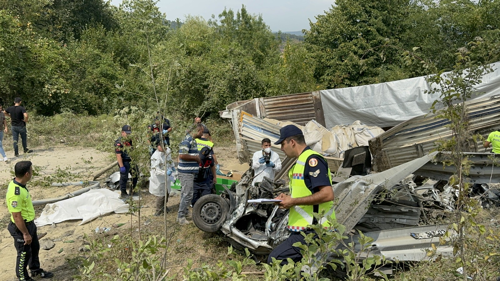 Bolu Kastamonu Aile Tir Faciası 3 Kisi Hayatini Kaybetti (6)