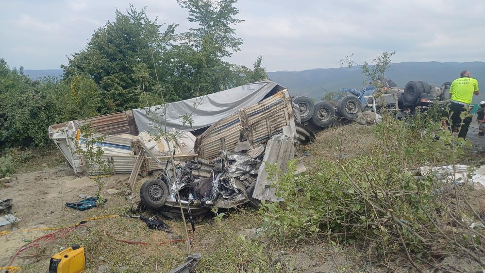 Bolu Kastamonu Aile Tir Faciası 3 Kisi Hayatini Kaybetti (9)