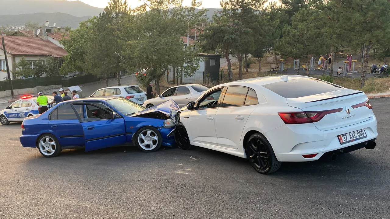 Karabük Kastamonu Yolunda Ve Şehir Merkezinde Kaza! 7 Yaralı Var!