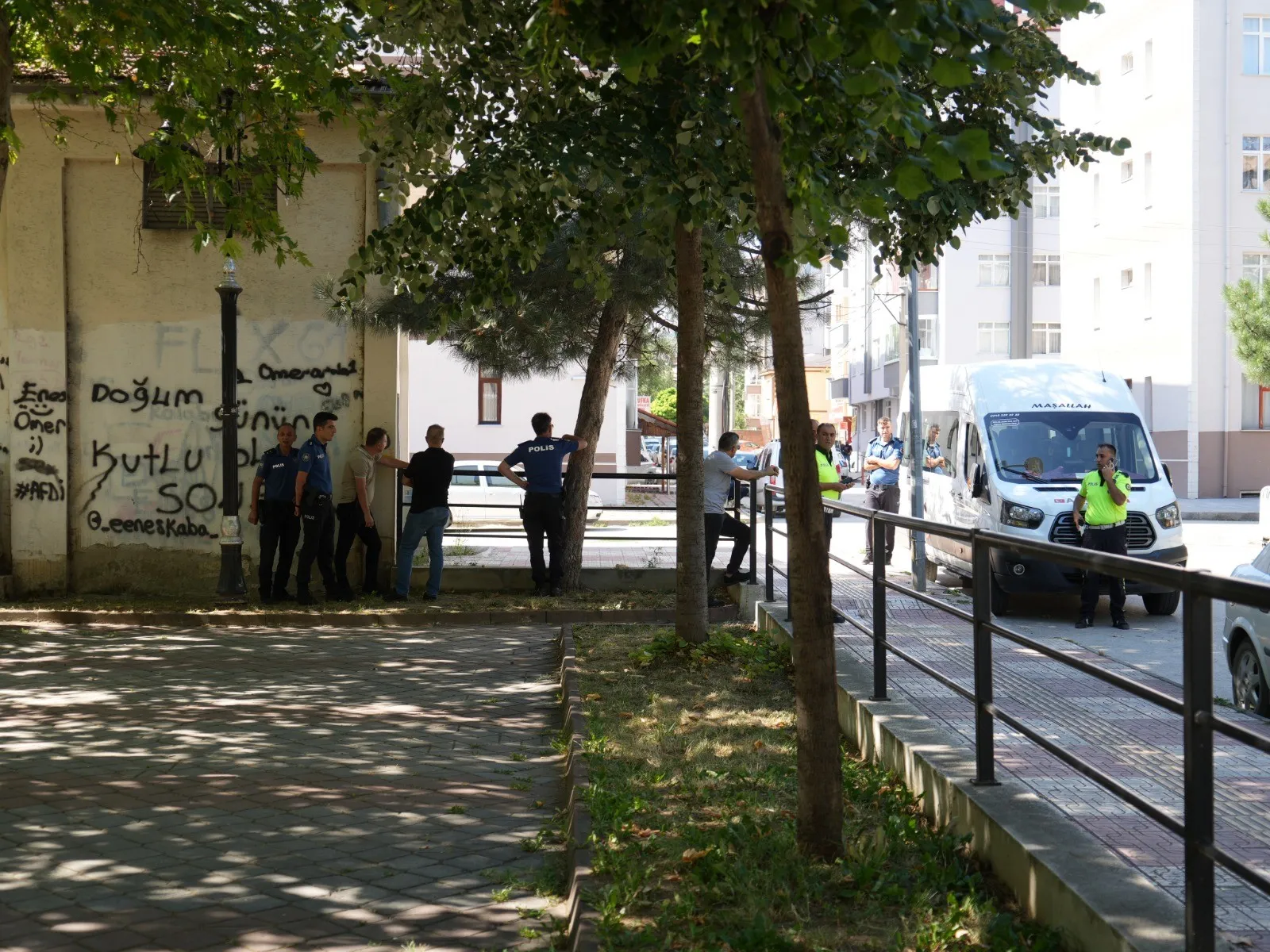 Kastamonu'da Eli Silahlı Saldırgan Eve Saklandı Ailesi Ve Polisin İkna Çabaları Sürüyor! 3