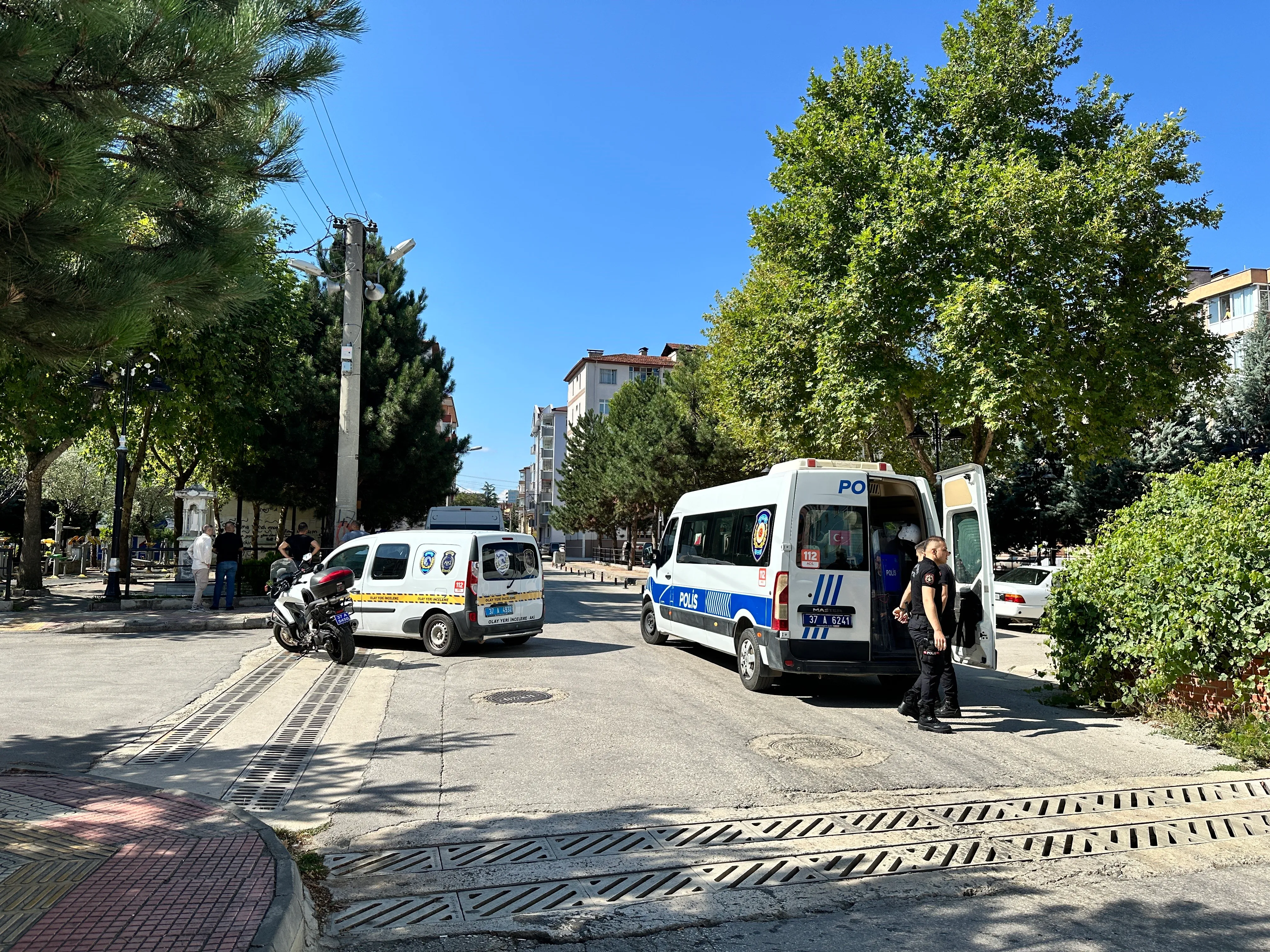 Kastamonu'da Eli Silahlı Saldırgan Eve Saklandı Ailesi Ve Polisin İkna Çabaları Sürüyor! 4