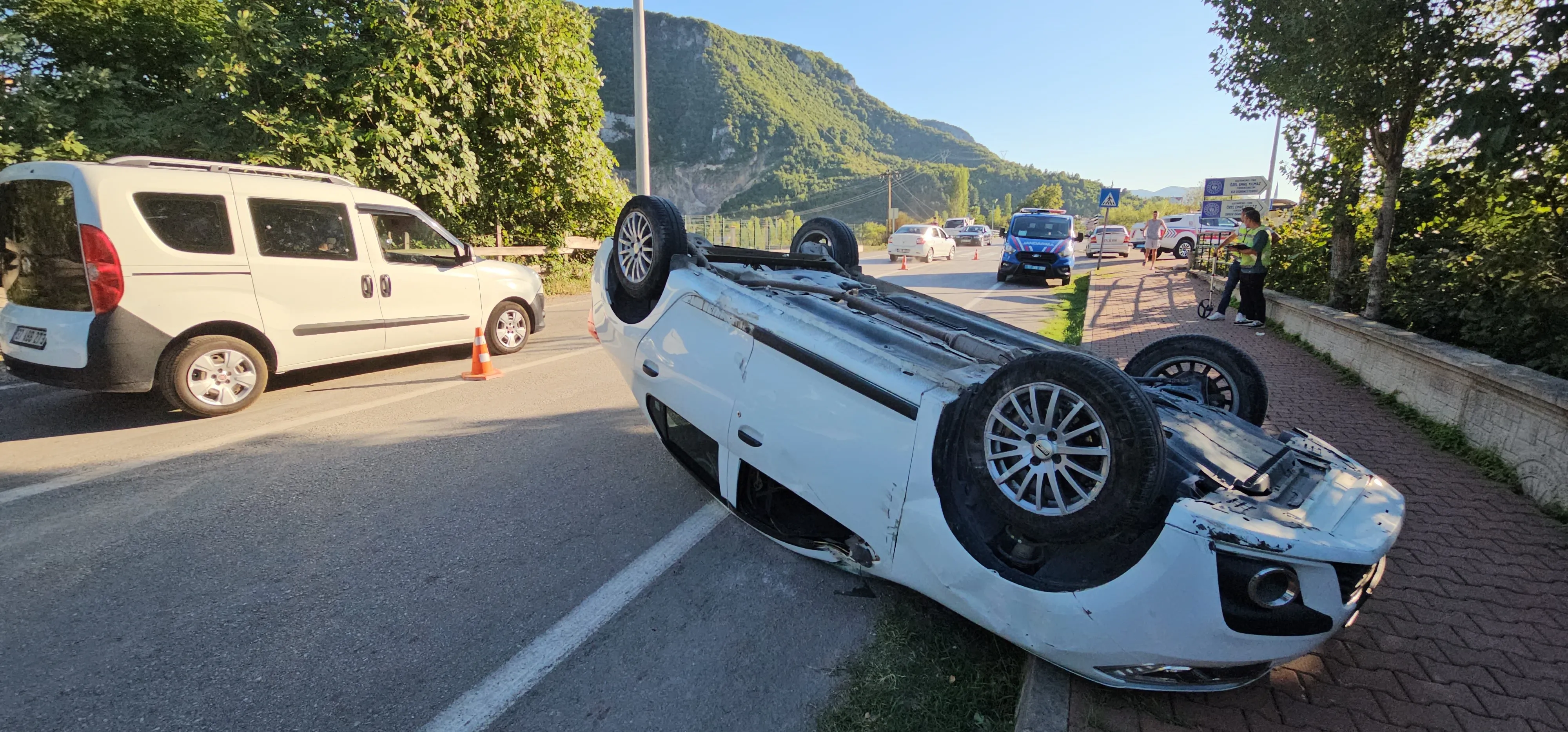 Kastamonu'da Feci Kaza! Kaldırıma Çarpan Otomobil Takla Attı! 1 Yaralı 2