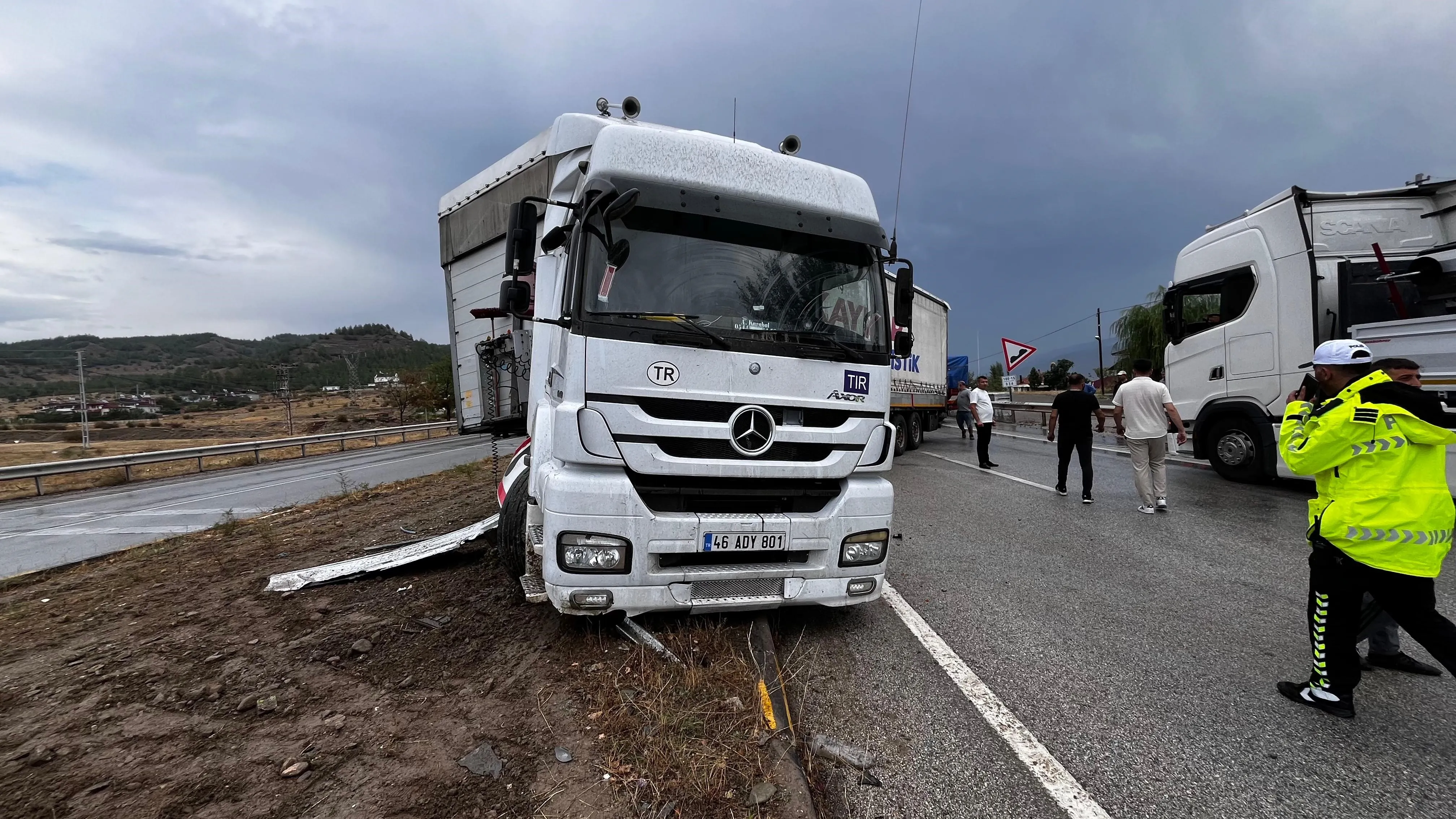 Kastamonu'da Makaslayan Tırlar Iki Ayrı Kazaya Sebebiyet Verdi 1 Yaralı! 3