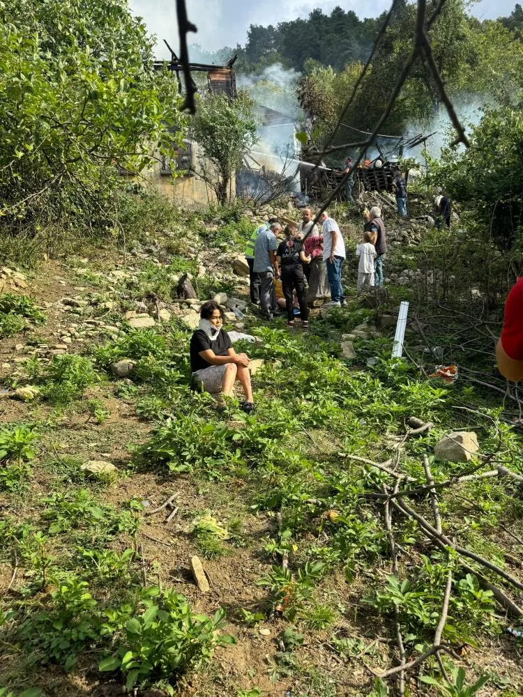 Kastamonu’da Yangın İki Katlı Ahşap Ev Kül Oldu! Yangında Ikinci Kattan Atlayan 3 Kişi Yaralandı! (5)