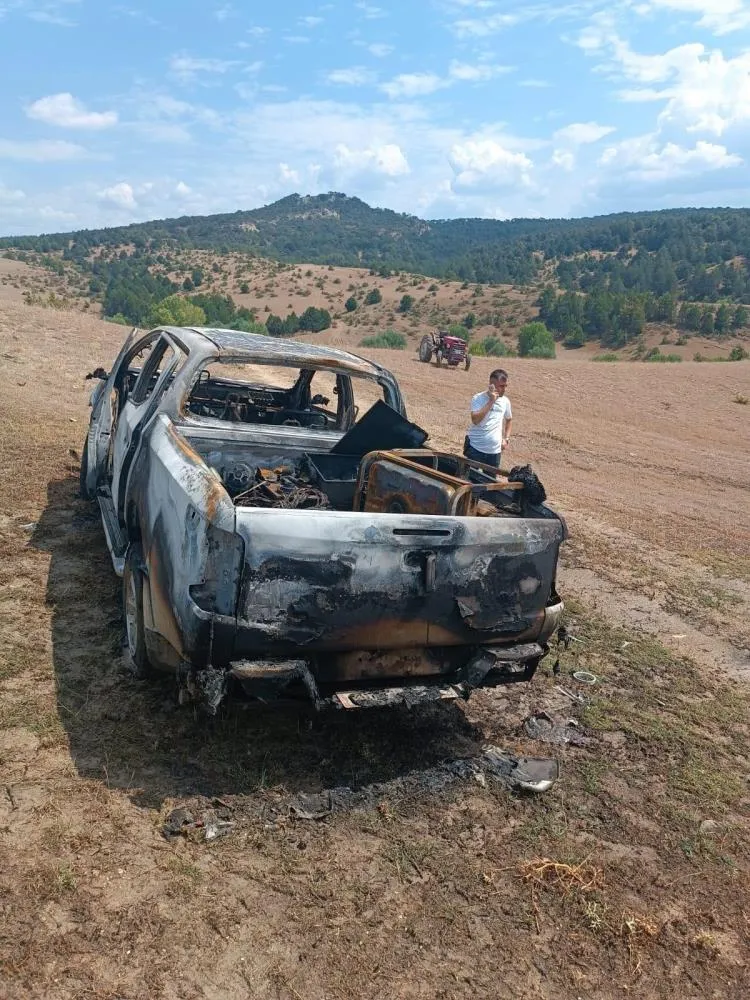 Taşköprü’de Alevlere Teslim Olan Pikap Alev Topuna Döndü (1)