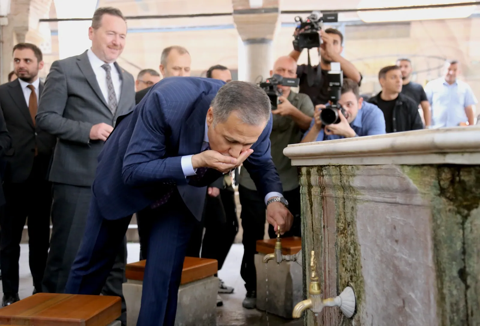 Bakan Yerlikaya, Kastamonu'da Pastırma Tattı! Vatandaşlara Çekme Helva Ikram Etti 1