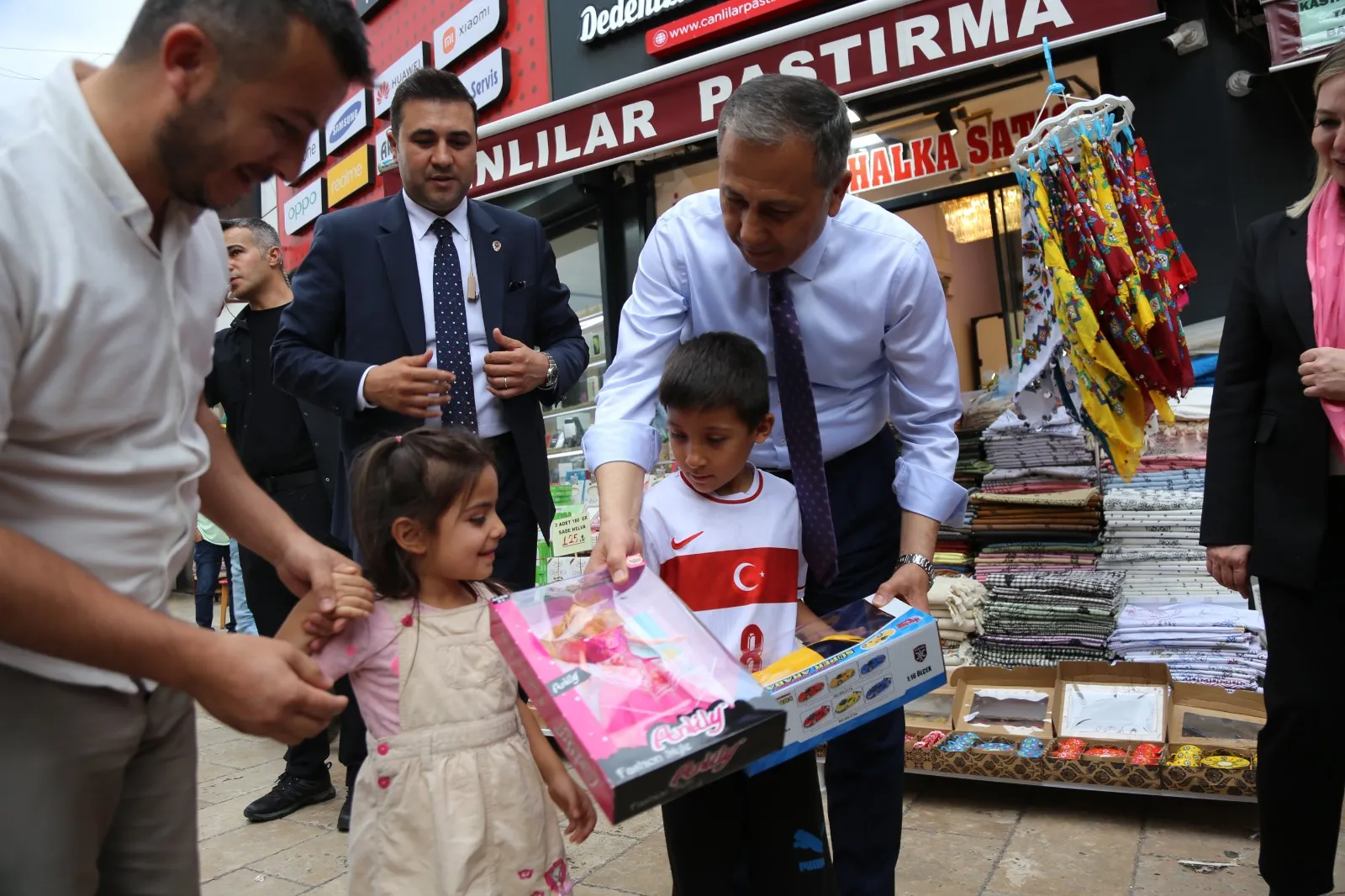 Bakan Yerlikaya, Kastamonu'da Pastırma Tattı! Vatandaşlara Çekme Helva Ikram Etti 6