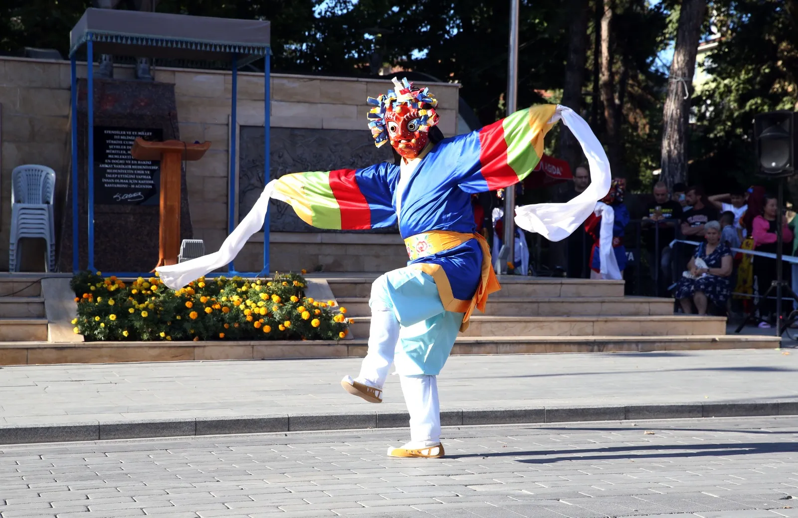 Güney Kore Halk Dansları Ekibi Taşköprü’deki Gösterileri Kültürel Etkileşime Katkı Sundu 4