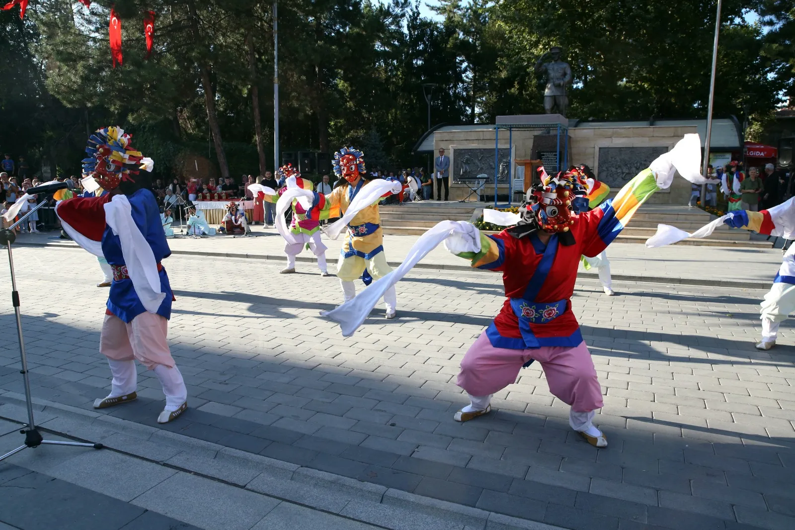 Güney Kore Halk Dansları Ekibi Taşköprü’deki Gösterileri Kültürel Etkileşime Katkı Sundu 5