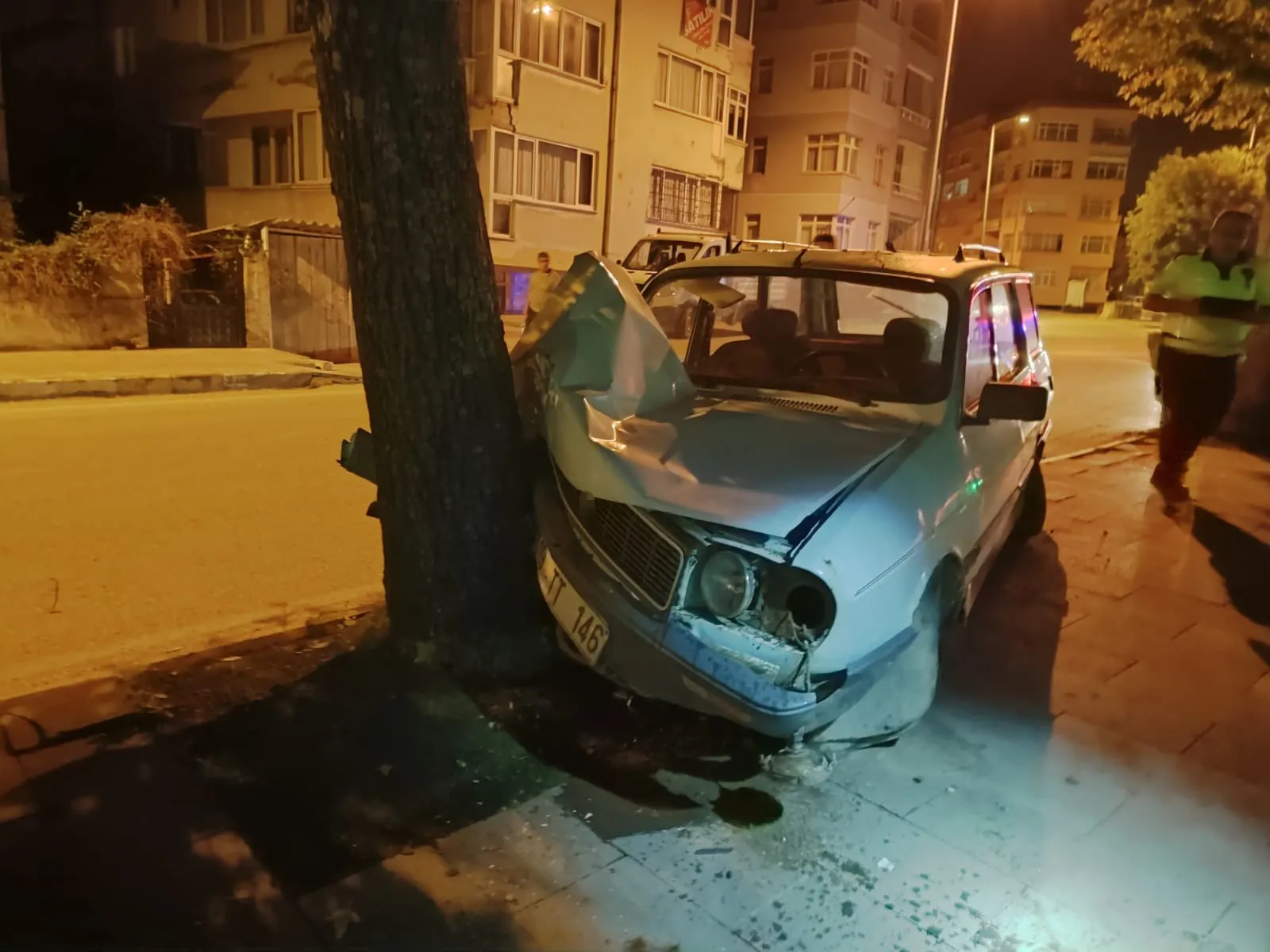 Kastamonu'da Ağaca Çarpan Aracın Sürücüsü, Aracını Bırakıp Kayıplara Karıştı!