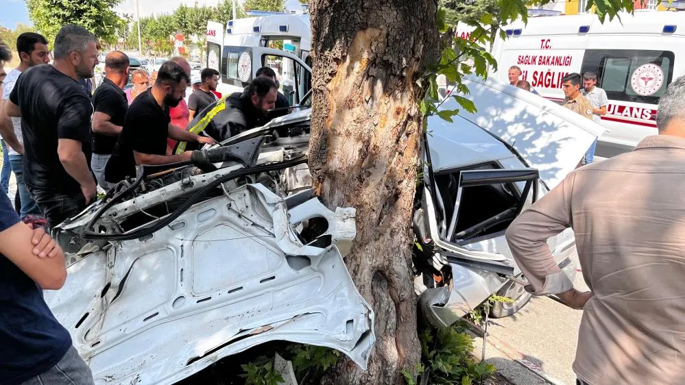 Kastamonu’da Feci Kaza Ağaca Saplanan Otomobildeki 2 Kişi Yaralandı! (1)