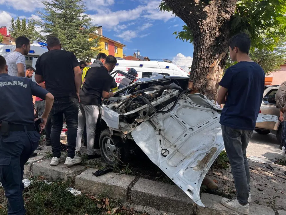 Kastamonu’da Feci Kaza Ağaca Saplanan Otomobildeki 2 Kişi Yaralandı! (3)