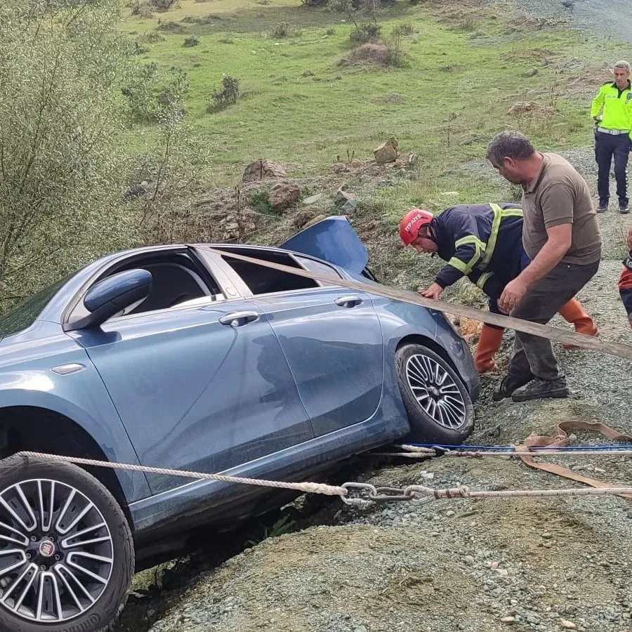 Kastamonu'da Otomobil Yol Kenarında Asılı Kaldı! Çift Ölümden Döndü! 2