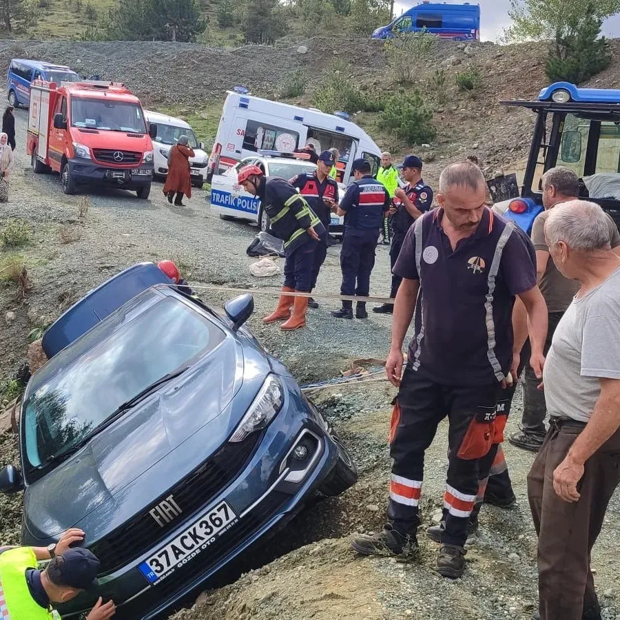 Kastamonu'da Otomobil Yol Kenarında Asılı Kaldı! Çift Ölümden Döndü! 3