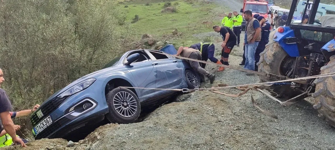 Kastamonu'da Otomobil Yol Kenarında Asılı Kaldı! Çift Ölümden Döndü!