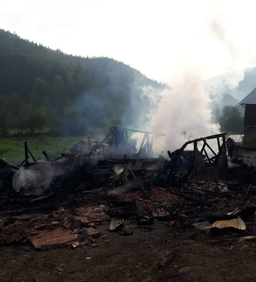 Kastamonu'da Yangın 2 Katlı Ahşap Ve Samanlık Kül Oldu!