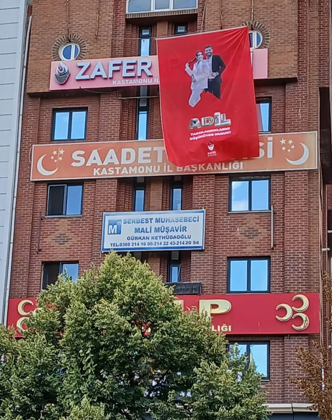 Kastamonu'da Zafer Partisi'nden Dikkat Çeken Afiş 'Dilan Ve Engin Polat Adil Yargılanıyor Mu' 1