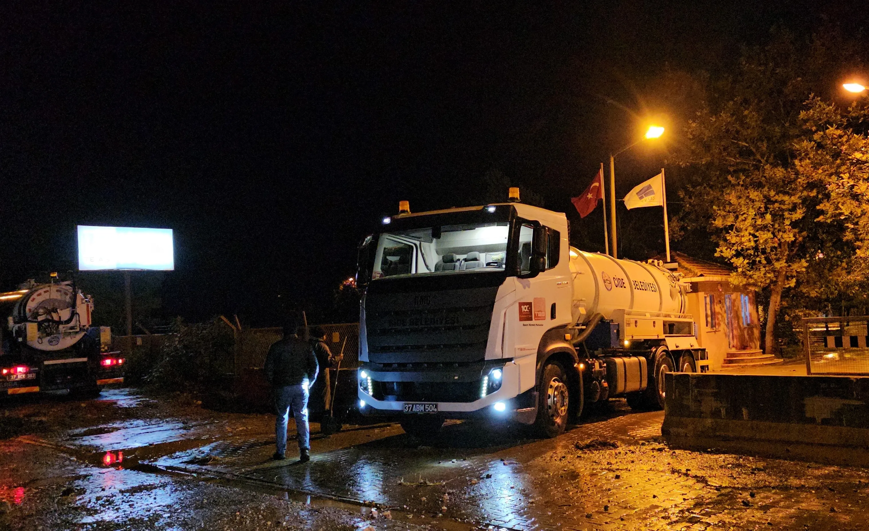 Dev Dalgalar Kastamonu'yu Vurdu! Deniz Suyu Karayoluna Taştı! 2