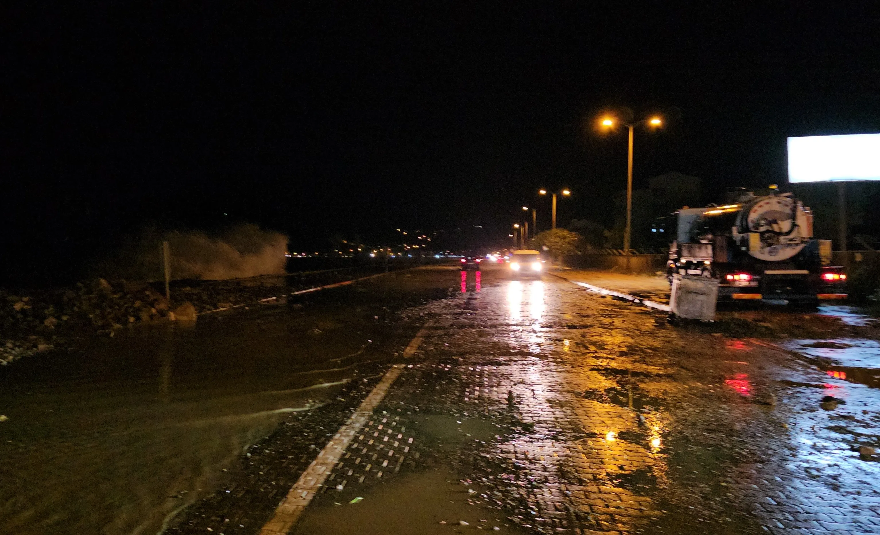 Dev Dalgalar Kastamonu'yu Vurdu! Deniz Suyu Karayoluna Taştı! 3