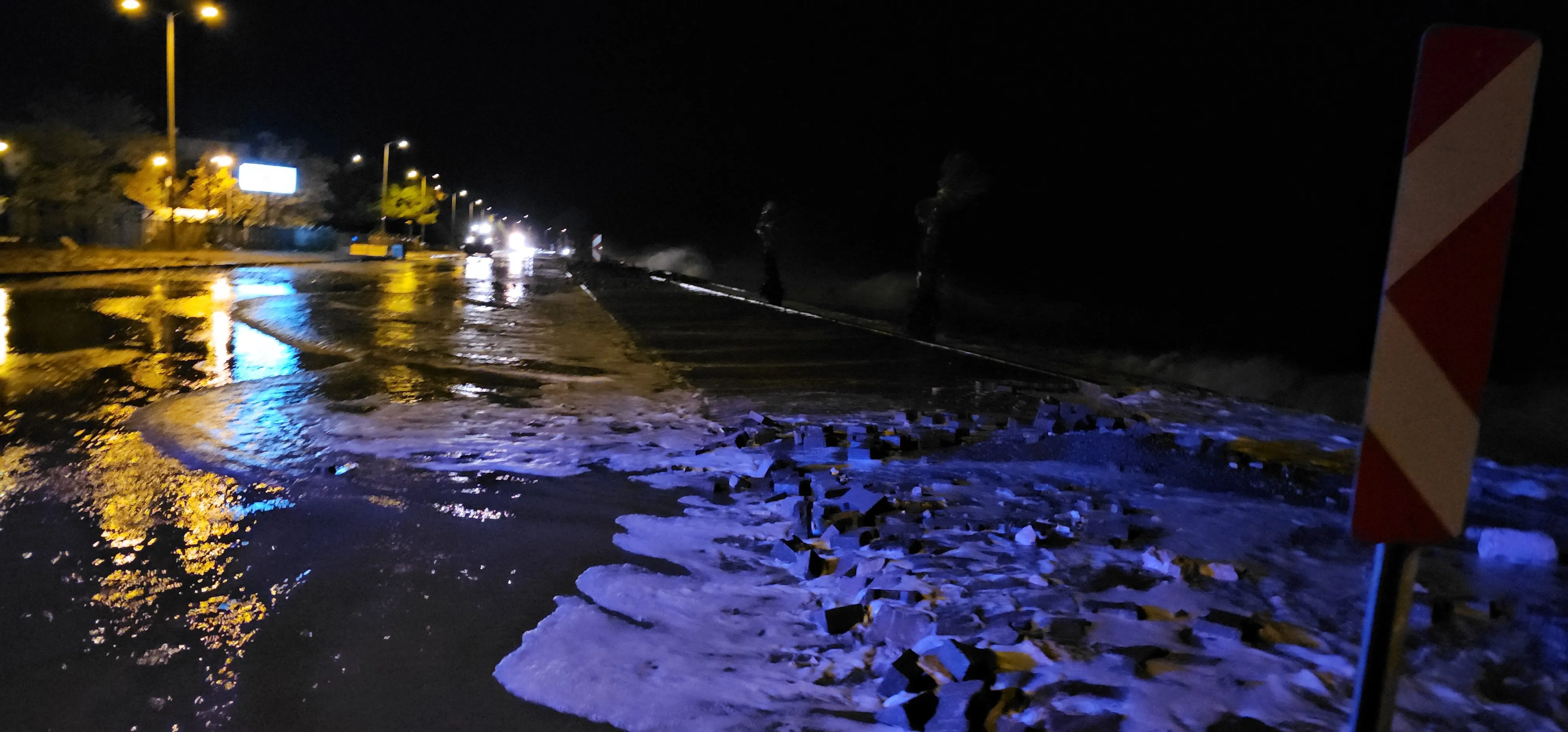 Dev Dalgalar Kastamonu'yu Vurdu! Deniz Suyu Karayoluna Taştı! 4