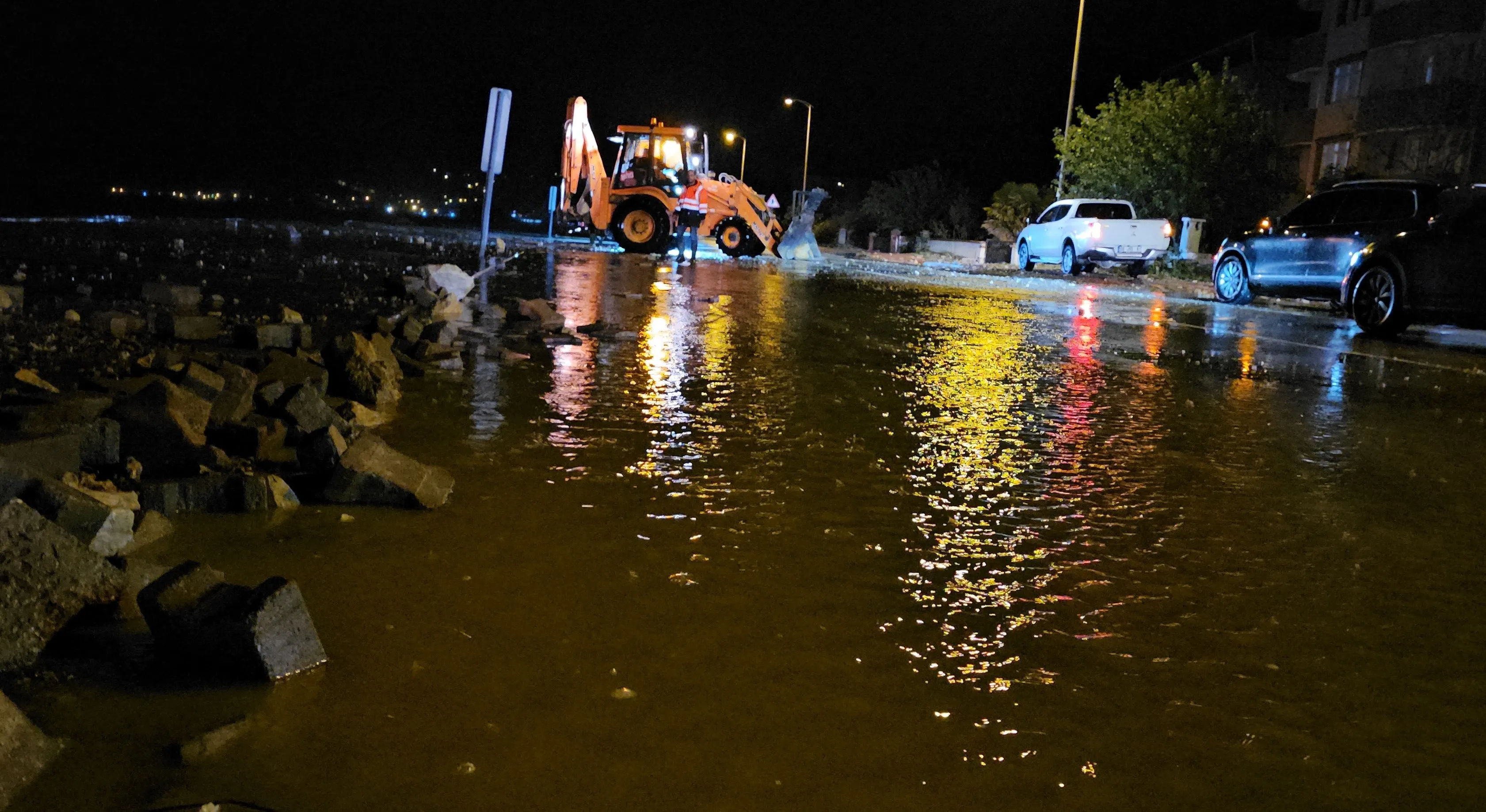 Dev Dalgalar Kastamonu'yu Vurdu! Deniz Suyu Karayoluna Taştı!