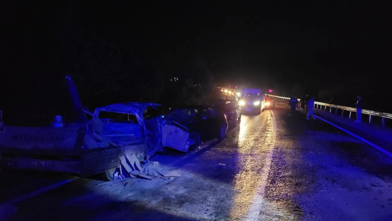 Kastamonu Plakalı Otomobil Ile Kamyonet Çarpıştı 5 Yaralı 3