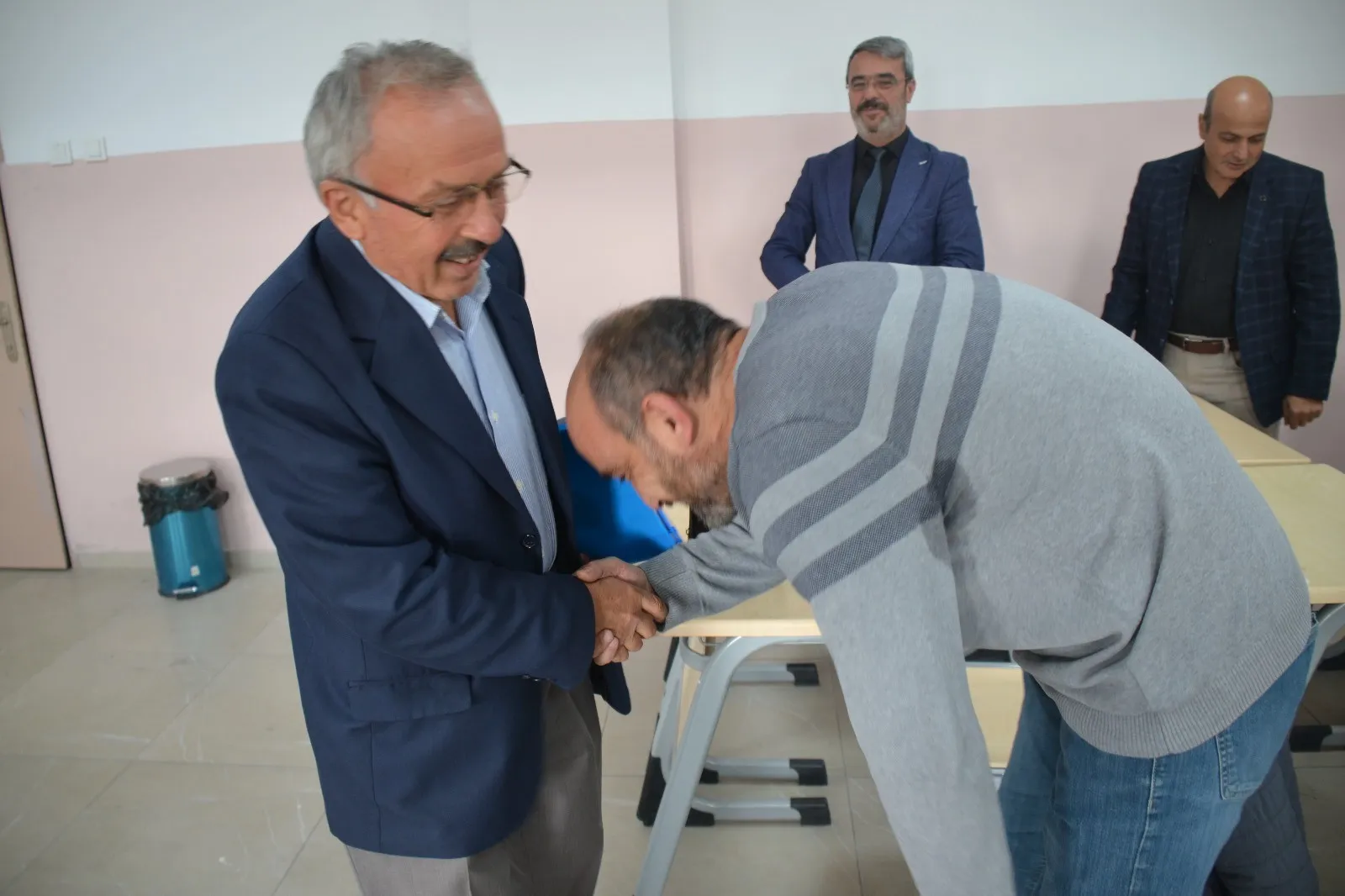 Kastamonu'da 40 Yıllık Öğretmen Emekli Oldu Öğrencileri Alkışlarla Veda Etti! 2