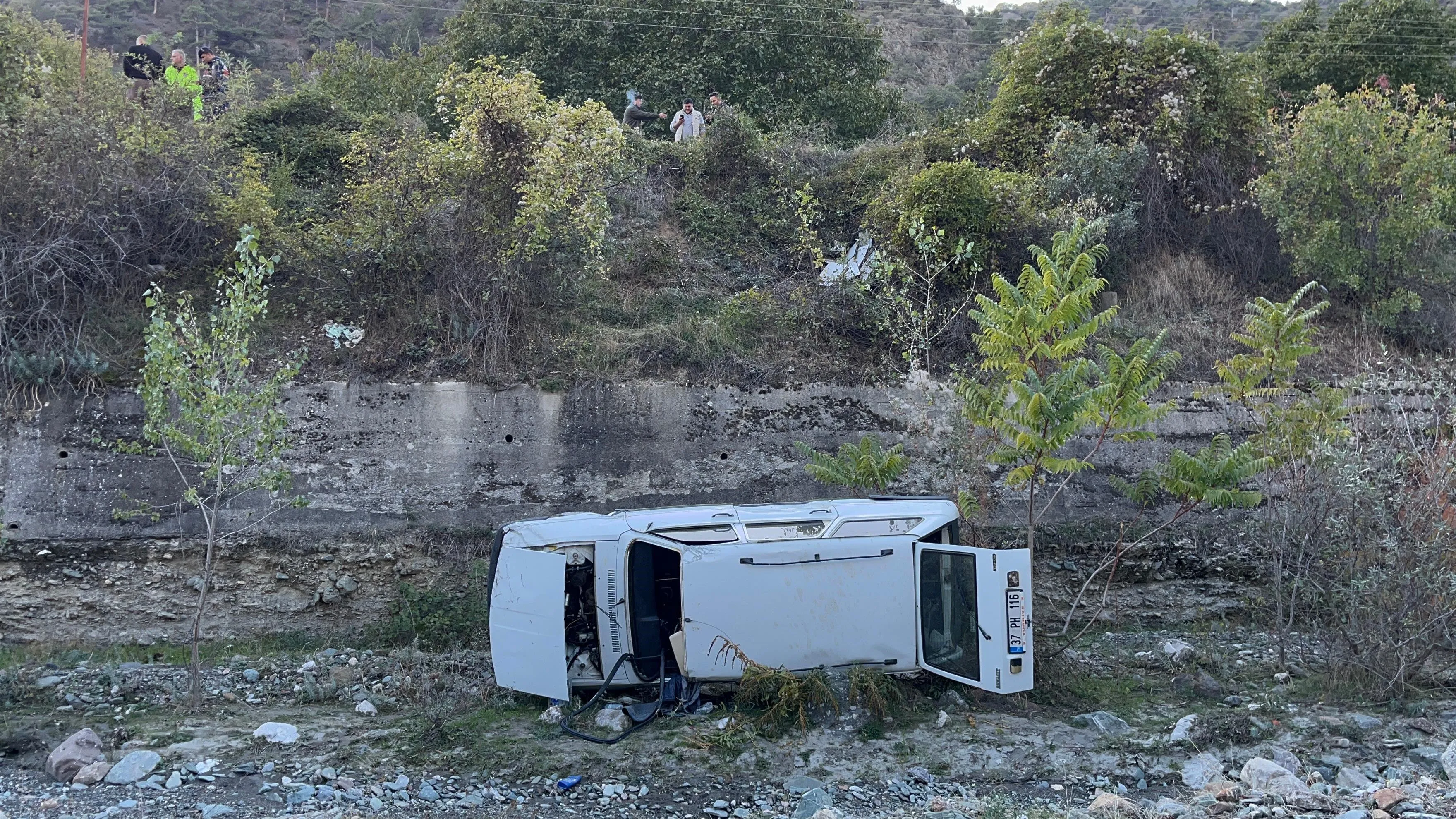 Kastamonu'da Feci Kaza! Otomobil Dereye Uçtu! 2 Yaralı Var 1