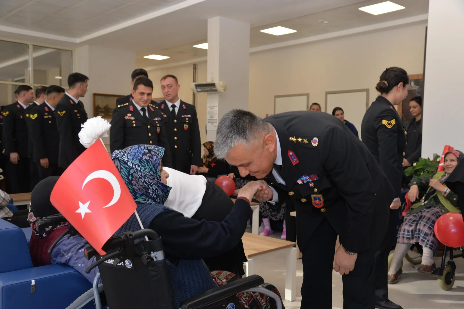 Kastamonu'da Jandarma Huzurevinde Yüzleri Güldürdü! 3