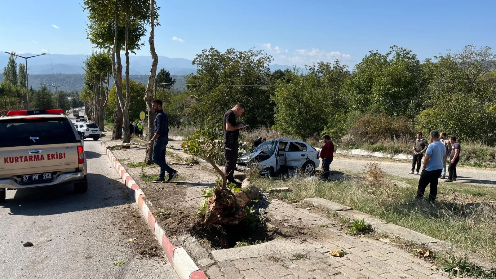 Kastamonu'da Kaza Ağaçlara Otomobilini Çarpan Sürücü Ağır Yaralandı! 4